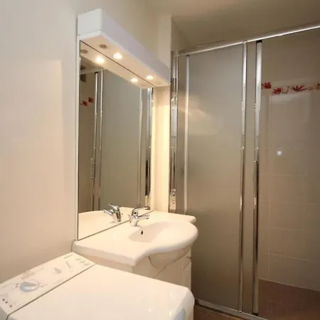 Apartment T2 Avec Balcon Et Parking A 220m Du Centre Du Mont-dore - Fr-1-608-189 Le Mont-Dore